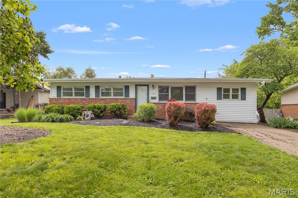 Photo of 1965 Thunderbird Avenue, Florissant, MO 63033 (MLS # 26024823)