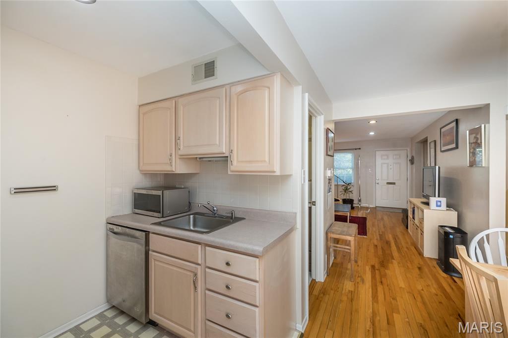 St Louis, Missouri 63122, United States, 2 Bedrooms Bedrooms, ,2 BathroomsBathrooms,Residential,Active,193850