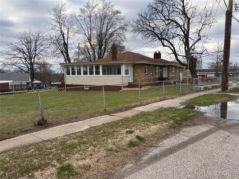 Photo of 2555 Telegraph Road, Mehlville, MO 63125 (MLS # 26014110)