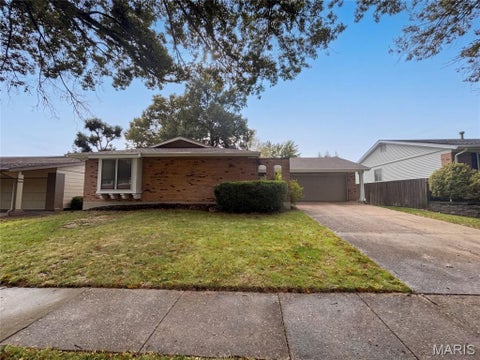 Photo of 742 Foxwick Drive, Ballwin, MO 63011 (MLS # 26066710)