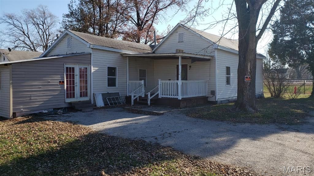 Photo of 207 NW Main Street, Cuba, MO 65453 (MLS # 25080037)
