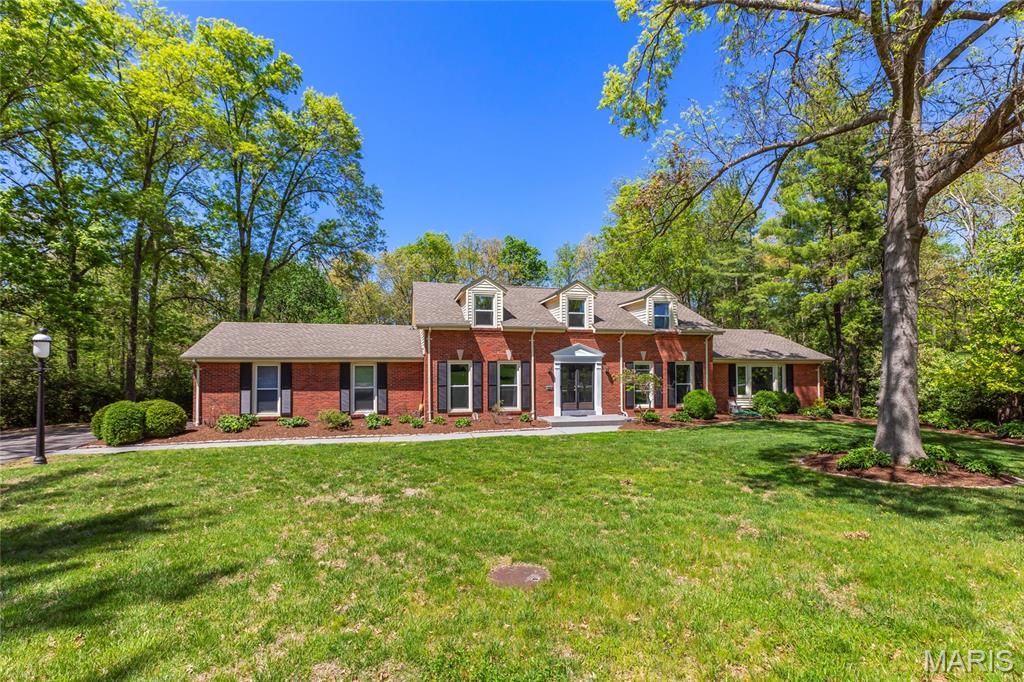 Photo of 16 Williamsburg Road, Creve Coeur, MO 63141 (MLS # 26015565)