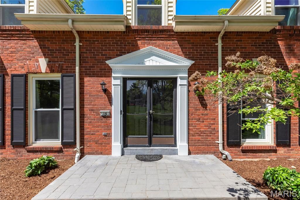 Photo of 16 Williamsburg Road, Creve Coeur, MO 63141 (MLS # 26015565)