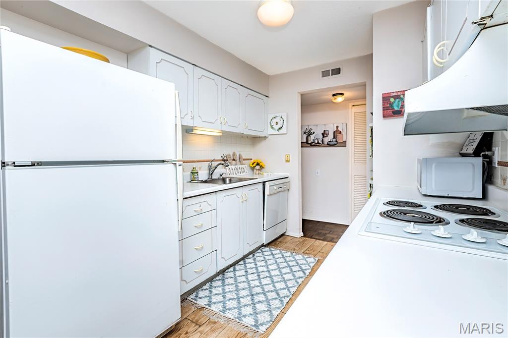 Coeur De Royale Ph 1 Condo Bldg - Residential