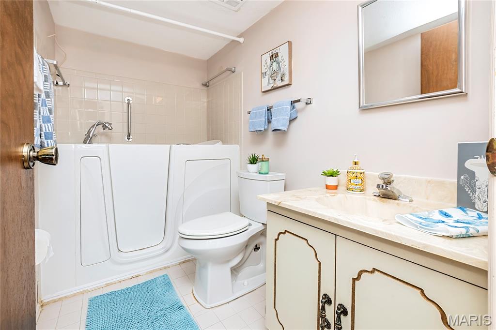 Coeur De Royale Ph 1 Condo Bldg - Residential