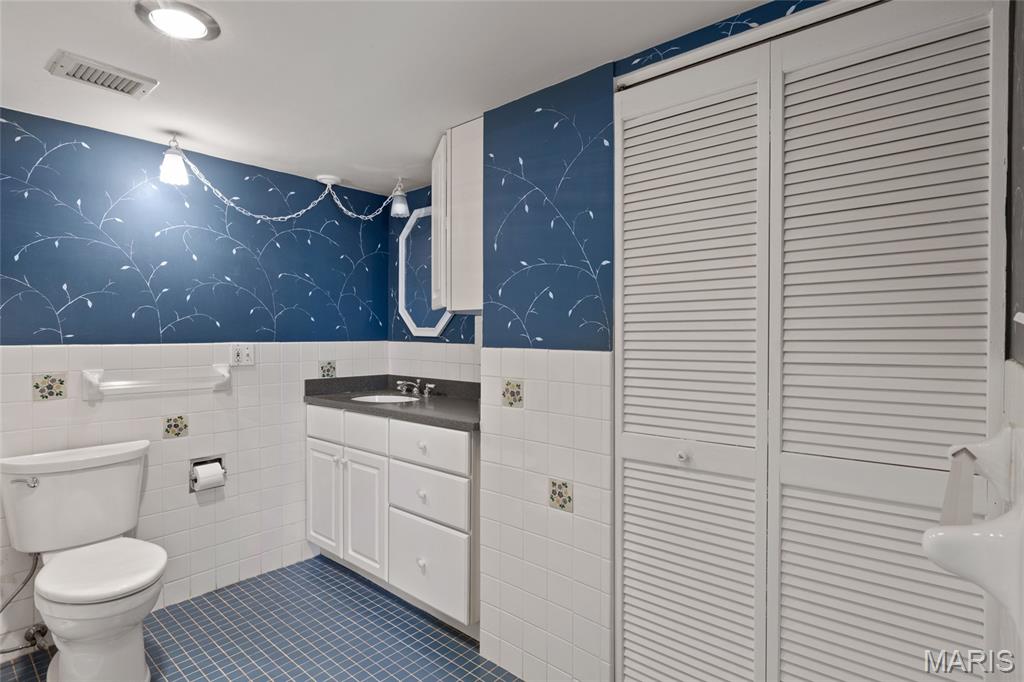 Hanley Towers Apts Condo - Residential