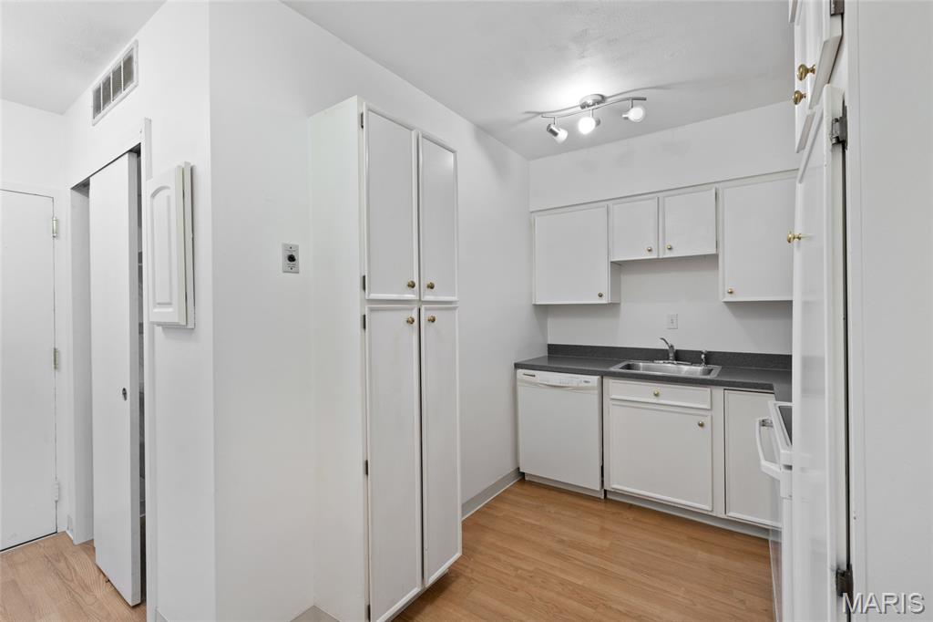 Hanley Towers Apts Condo - Residential