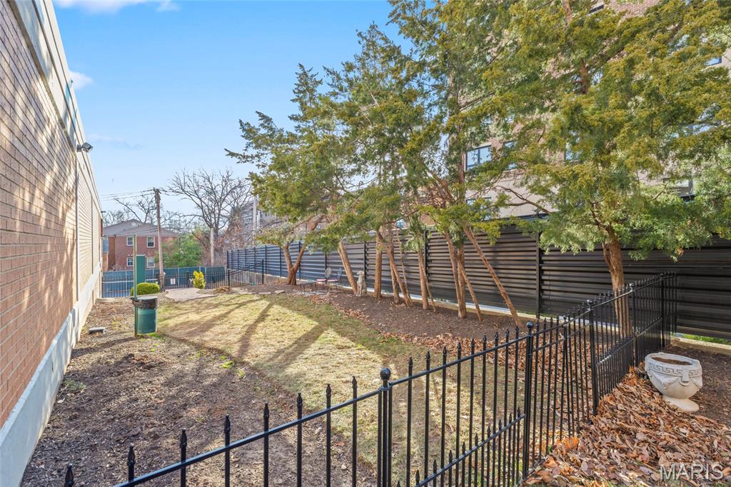 Hanley Towers Apts Condo - Residential