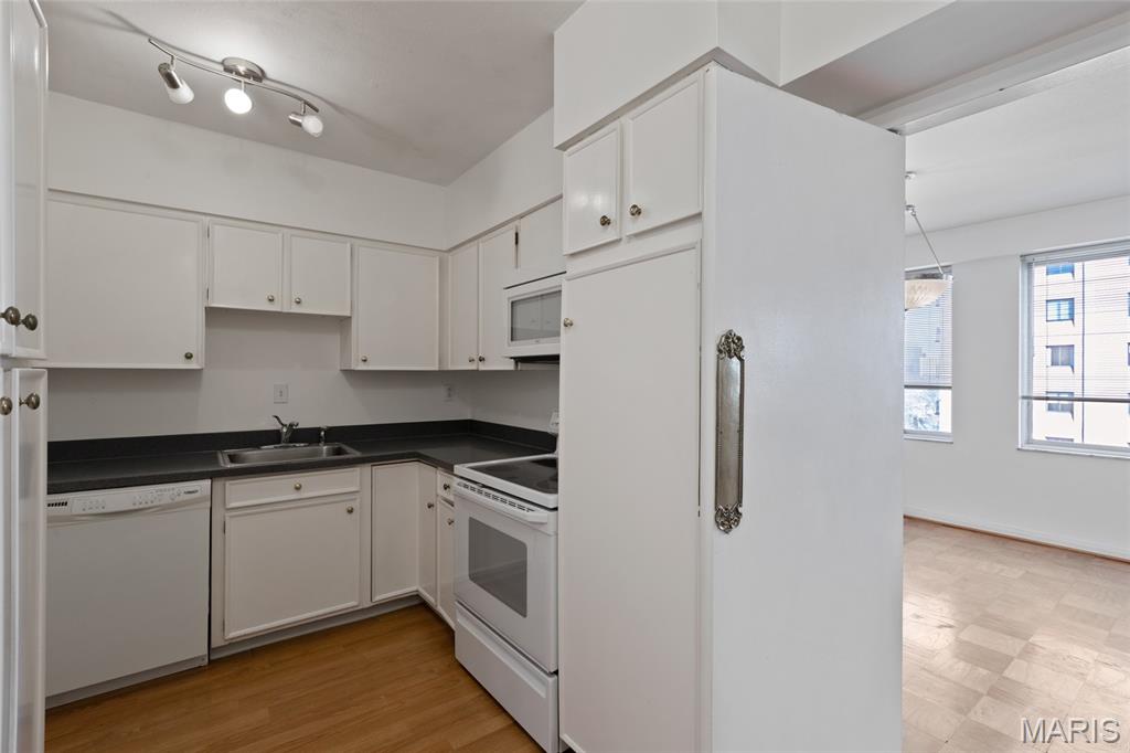 Hanley Towers Apts Condo - Residential