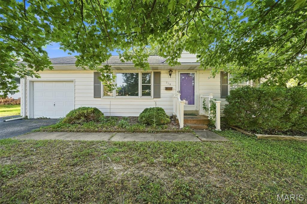 928 Poinsetta Lane
