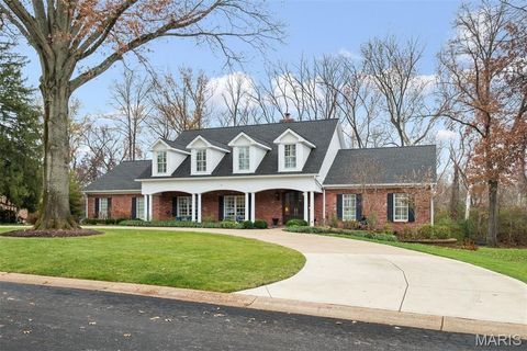 Photo of 40 Villa Coublay Drive, Frontenac, MO 63131 (MLS # 25055147)
