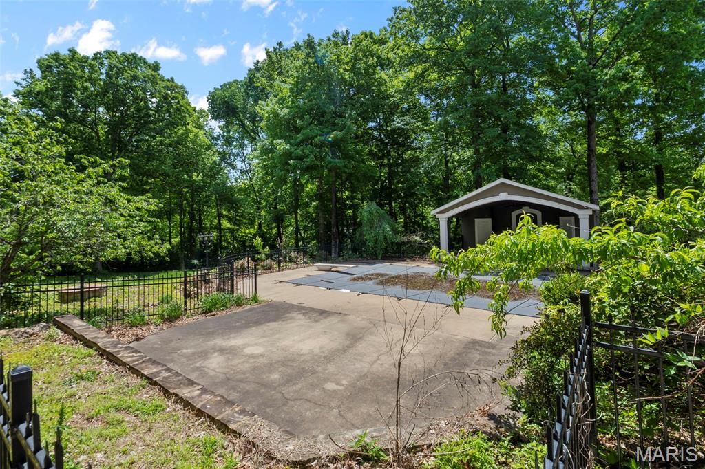 Windwood Lake Estate - Residential