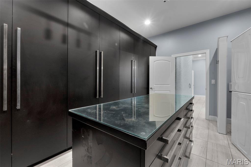 Windwood Lake Estate - Residential