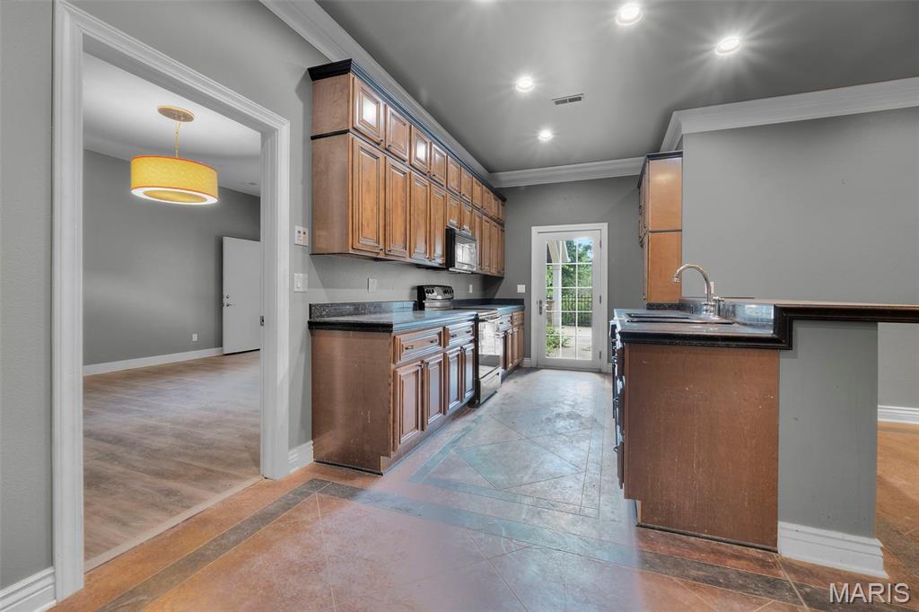 Windwood Lake Estate - Residential