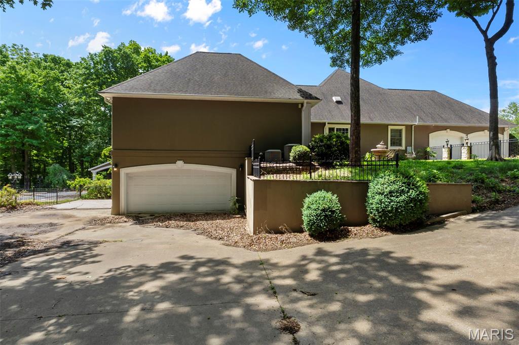 Windwood Lake Estate - Residential
