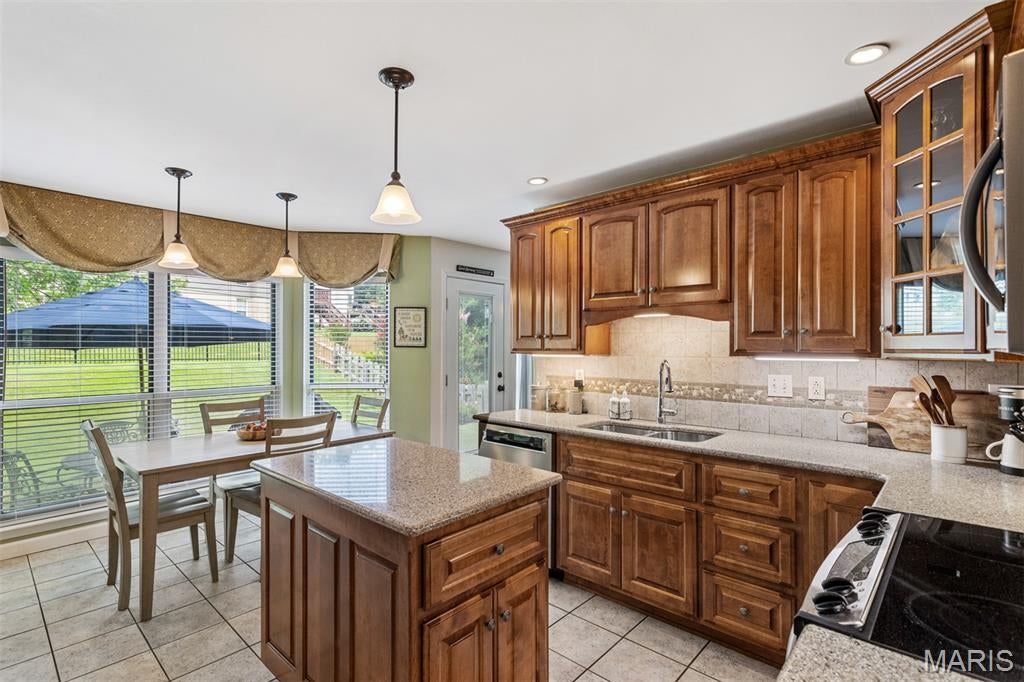902 Oakmoor Drive