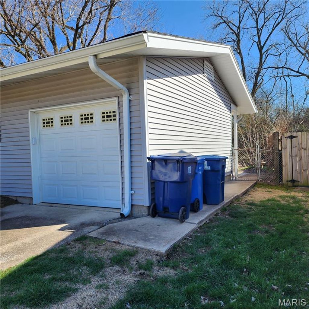 Photo of 940 Rogers Lane, Florissant, MO 63033 (MLS # 26018159)