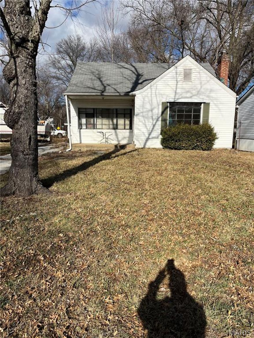 935 Murcia Dr, St. Louis, MO 63138
Welcome to this charming 1½-story home offering 3 bedrooms and 1 bathroom, full of character and potential. Inside, you’ll find beautiful hardwood floors that add warmth and timeless appeal throughout the home.
The property features a full basement, providing plenty of space for storage, a workshop, or future finishing possibilities. Situated on a corner lot, the home offers extra yard space and great curb appeal.
Enjoy a convenient location within walking distance to the local elementary school and nearby parks, making it easy to enjoy the outdoors and community amenities. You’ll also be just minutes from the Saint Louis Zoo expansion area and the scenic recreation around Spanish Lake.