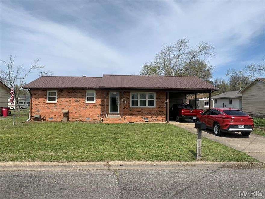 Welcome to this cozy and inviting 2-bedroom, 1-bath home in Sikeston.  It features a comfortable layout with a bright living spaced and functional kitchen.  The attached carport adds convenience, while the spacious backyard offers plenty of room to relax, entertain, or enjoy the outdoors.