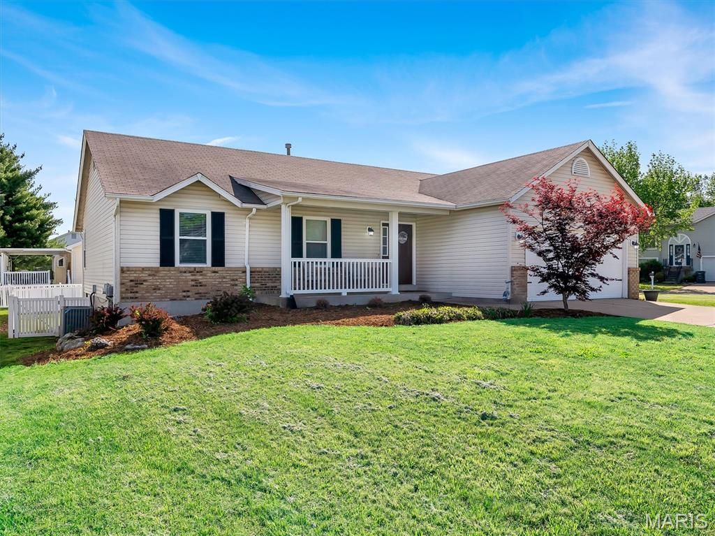 Photo of 1 Questover Court, St Peters, MO 63376 (MLS # 26023130)