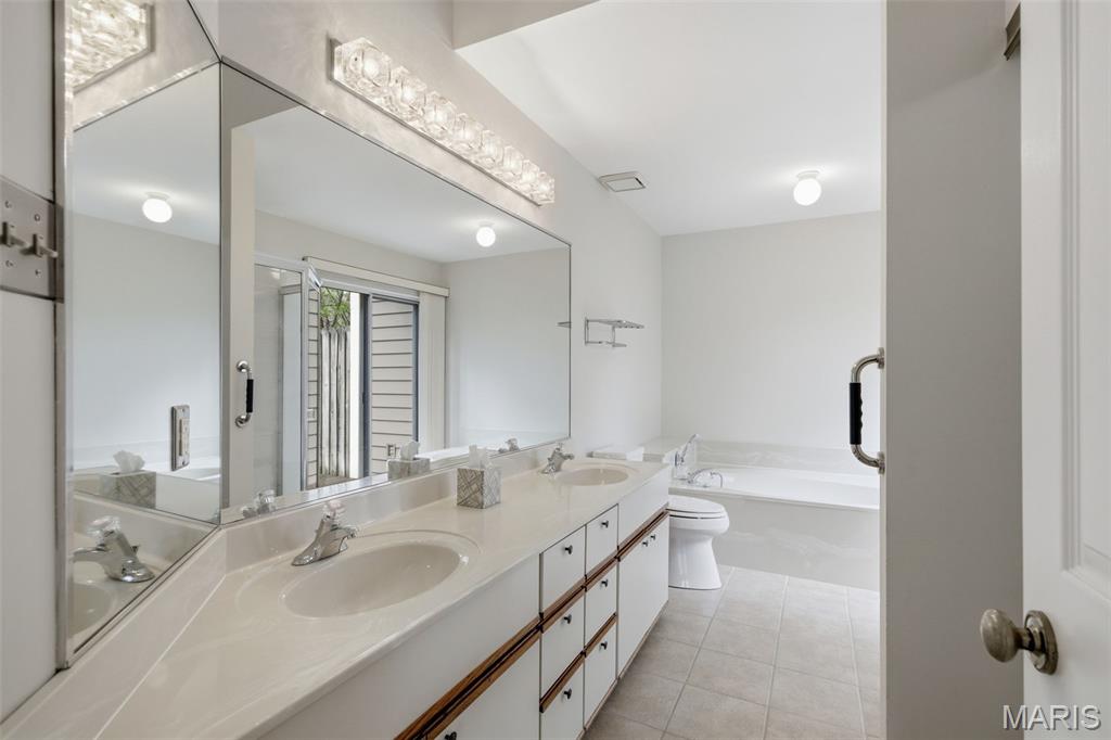 Country Club Greens Twnhms - Residential