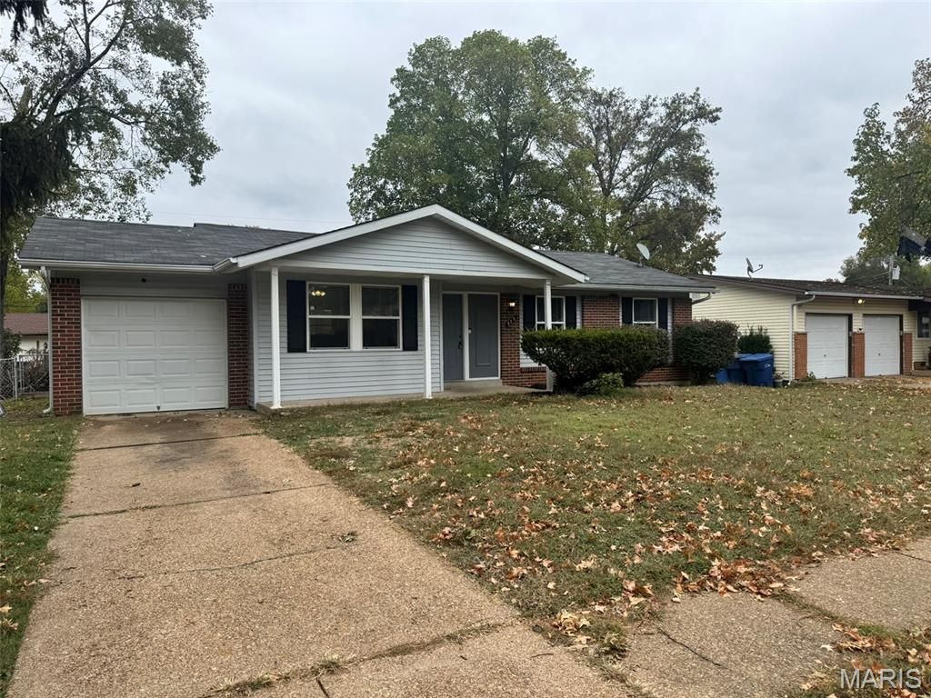 Photo of 675 Lawnview Drive, Florissant, MO 63031 (MLS # 25073131)