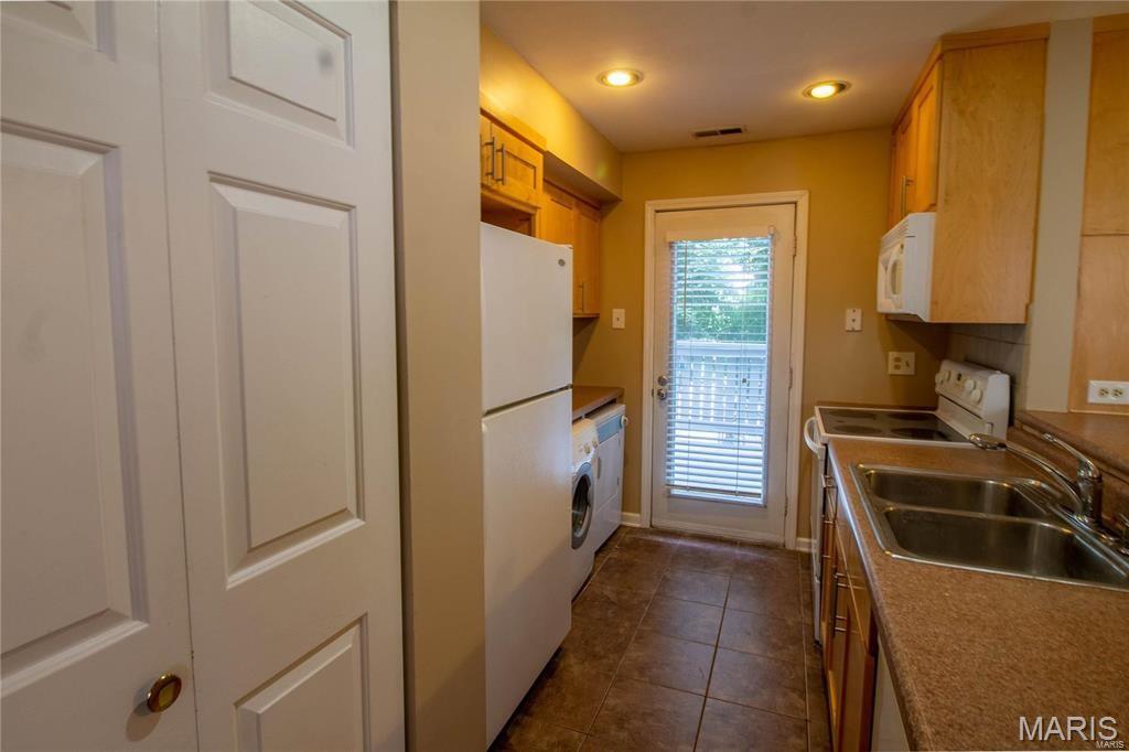 St Louis, Missouri 63108, United States, 2 Bedrooms Bedrooms, ,1 BathroomBathrooms,Residential,Active,150052