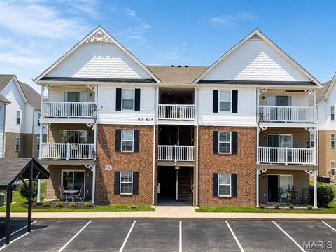 Photo of 814 Saravalle Drive, St Peters, MO 63376 (MLS # 26032086)