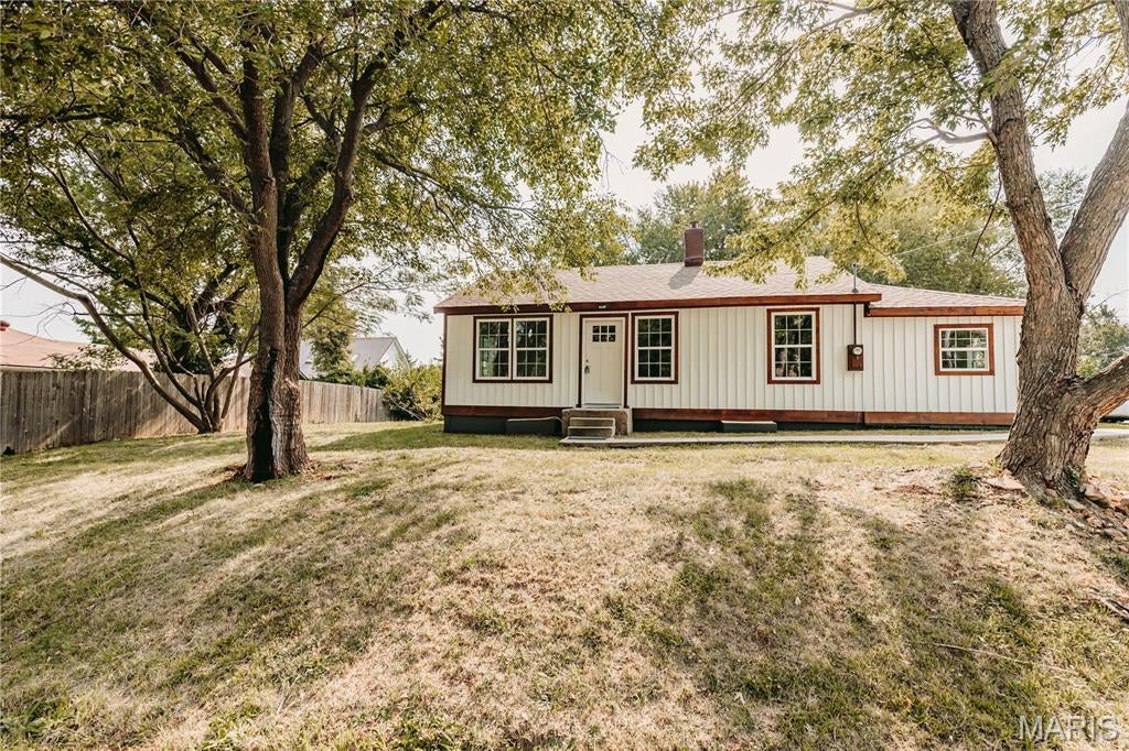 Photo of 303 S Pine Street, Dixon, MO 65459 (MLS # 26051372)