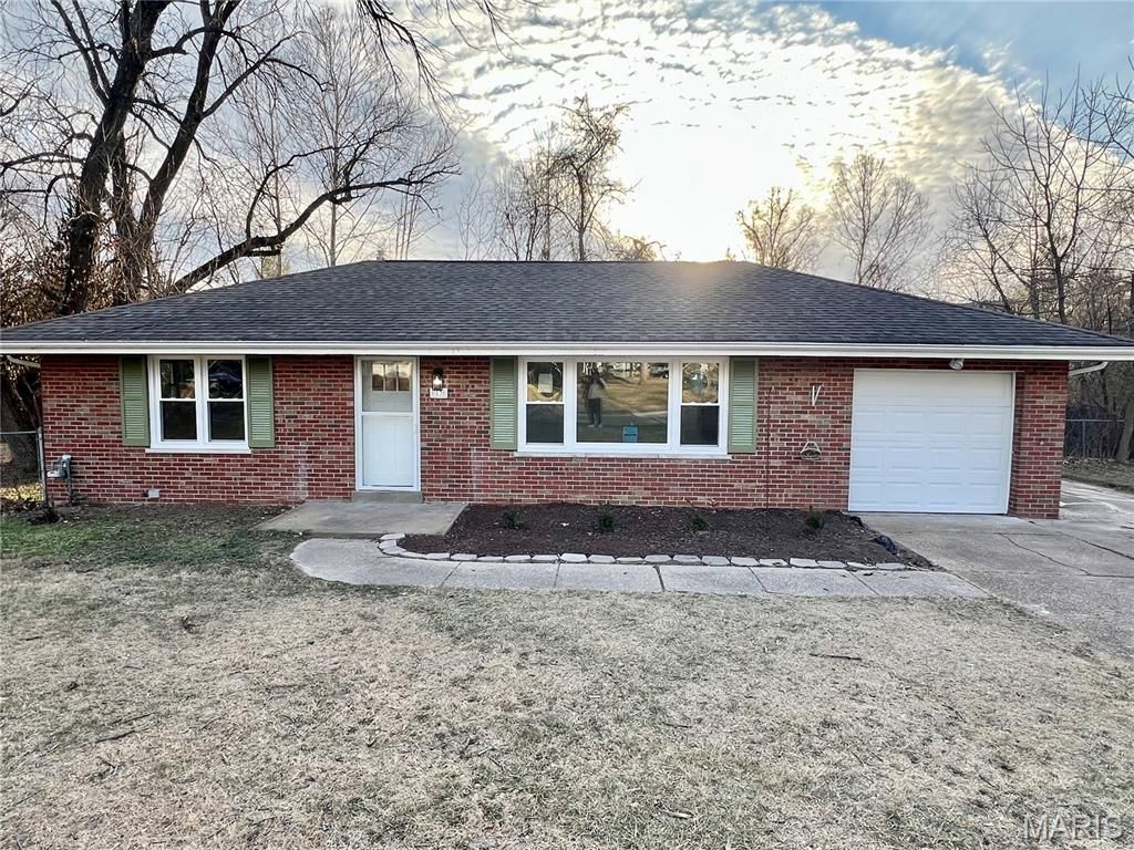 Photo of 83 Grand Circle Drive, Maryland Heights, MO 63043 (MLS # 26027354)