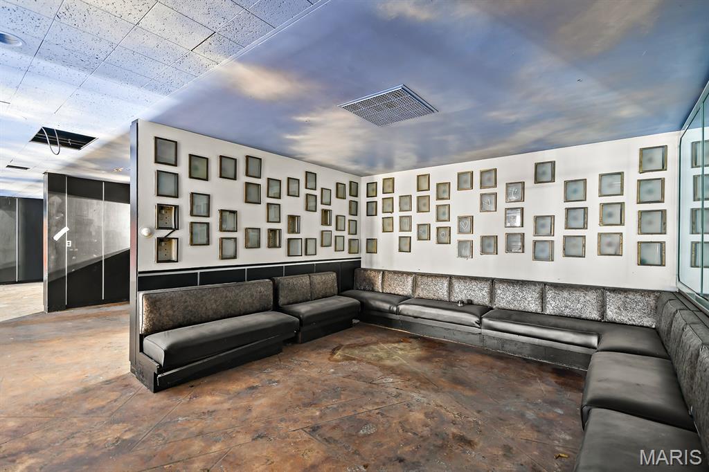 Lindells Add 03 - Commercial Sale