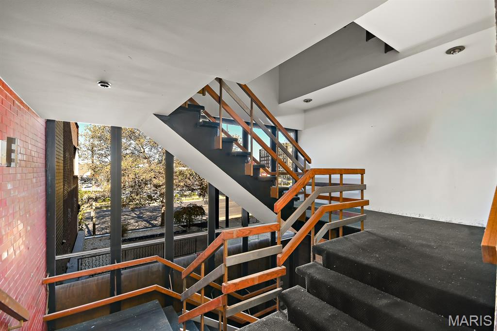 Lindells Add 03 - Commercial Sale