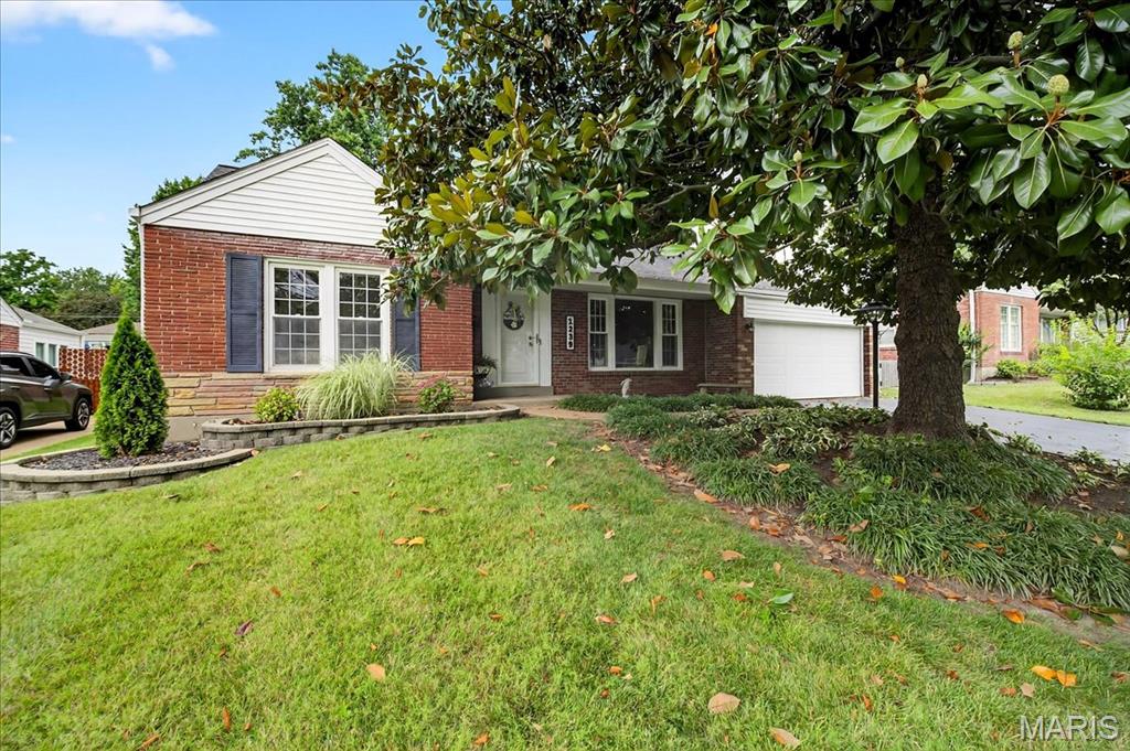 Glendale, Missouri 63122, United States, 3 Bedrooms Bedrooms, ,2 BathroomsBathrooms,Residential,Active,171644