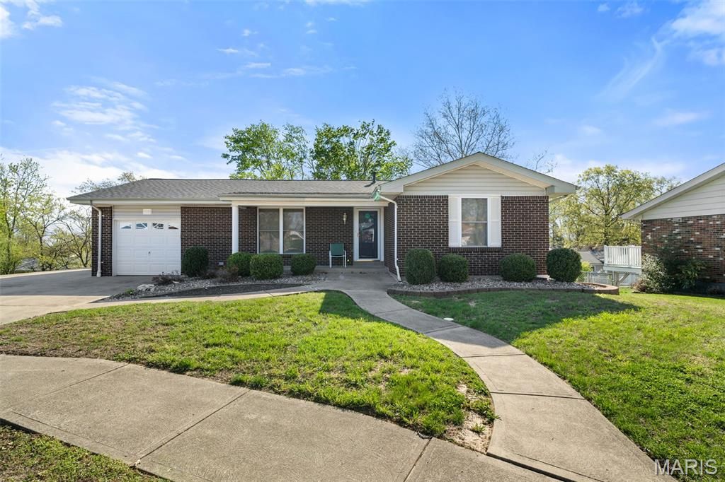 Photo of 5730 Luffbury Circle, Oakville, MO 63129 (MLS # 26021715)