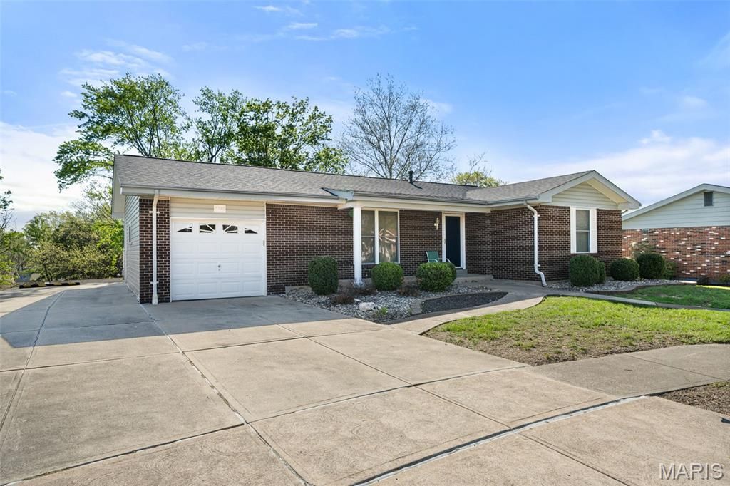 Photo of 5730 Luffbury Circle, Oakville, MO 63129 (MLS # 26021715)