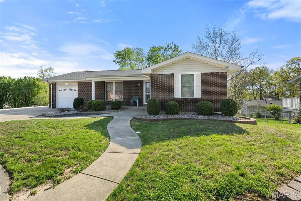 Photo of 5730 Luffbury Circle, Oakville, MO 63129 (MLS # 26021715)