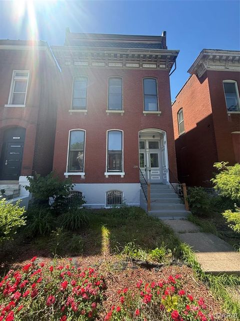 Photo of 1725 Oregon Place, St Louis, MO 63104 (MLS # 26030137)