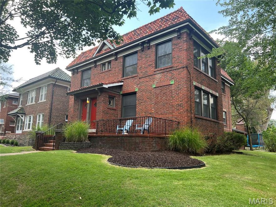 Large 2 bedroom 1 bath first floor apartment! Huge rooms with hardwood floors. There are arched doorways, built-in shelving, and new window treatments. The kitchen has been updated and is equipped with all appliances including a dishwasher. There is laundry and storage in the basement. Garage parking for 1 car. Located on a tree-lined street and close to Clayton Road, Big Bend, 64/40 and 170. Longer leases welcome! Thank you for your interest in this rental. We look forward to working with you!