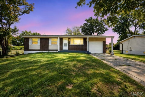 Photo of 150 N Saint Charles Street, Florissant, MO 63031 (MLS # 26059329)