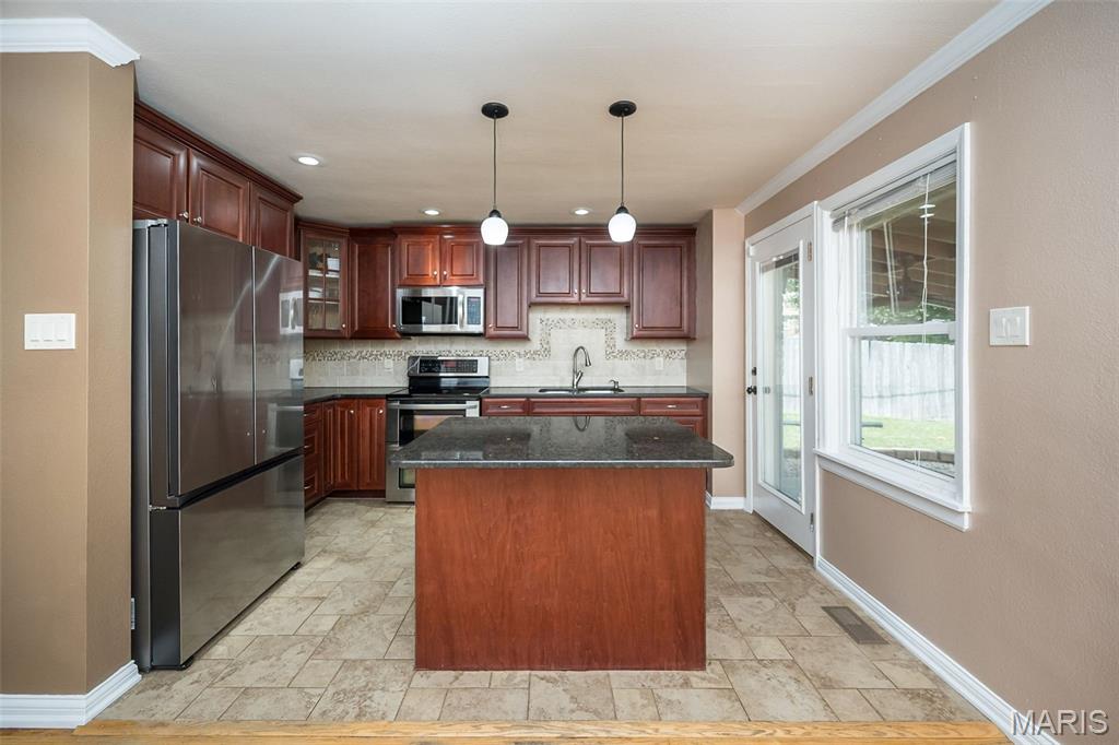 St Louis, Missouri 63114, United States, 4 Bedrooms Bedrooms, ,2 BathroomsBathrooms,Residential,Pending,186420