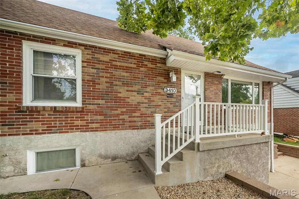 St Louis, Missouri 63114, United States, 4 Bedrooms Bedrooms, ,2 BathroomsBathrooms,Residential,Pending,186420