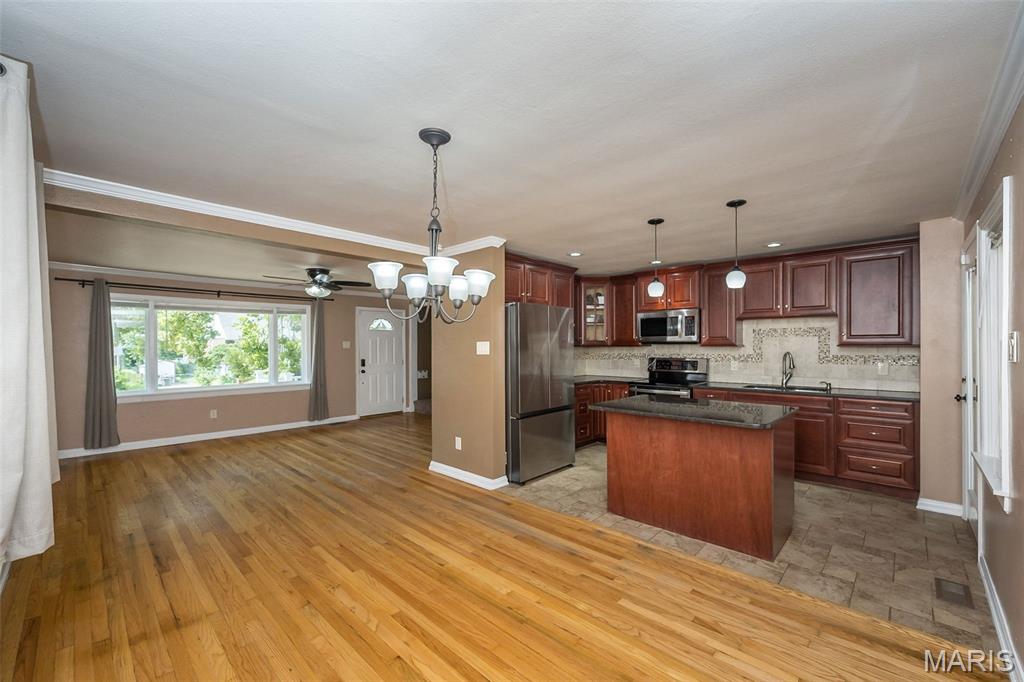 St Louis, Missouri 63114, United States, 4 Bedrooms Bedrooms, ,2 BathroomsBathrooms,Residential,Pending,186420