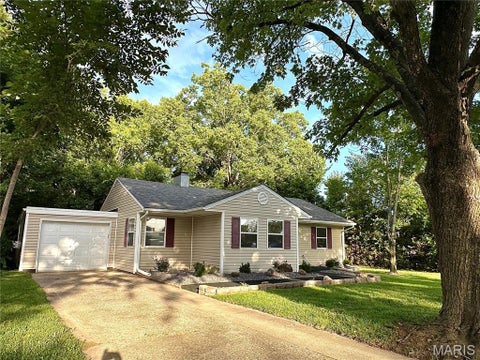 Photo of 608 Devonshire Drive, Belleville, IL 62226 (MLS # 26046487)