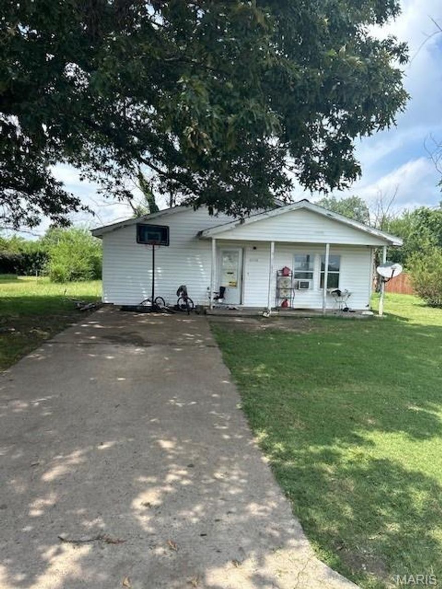 If you are looking for an investment property or a home that requires some TLC, this home is ready for your renovations.  Priced to sell quickly, schedule your viewing today!