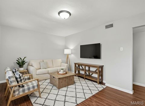 Tiny photo for 212 Lindy Boulevard, Ballwin, MO 63021 (MLS # 26000470)