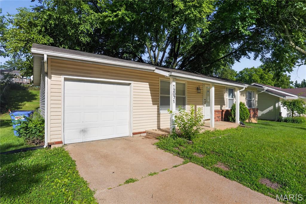 Photo of 12071 El Camara Drive, Florissant, MO 63033 (MLS # 26031582)