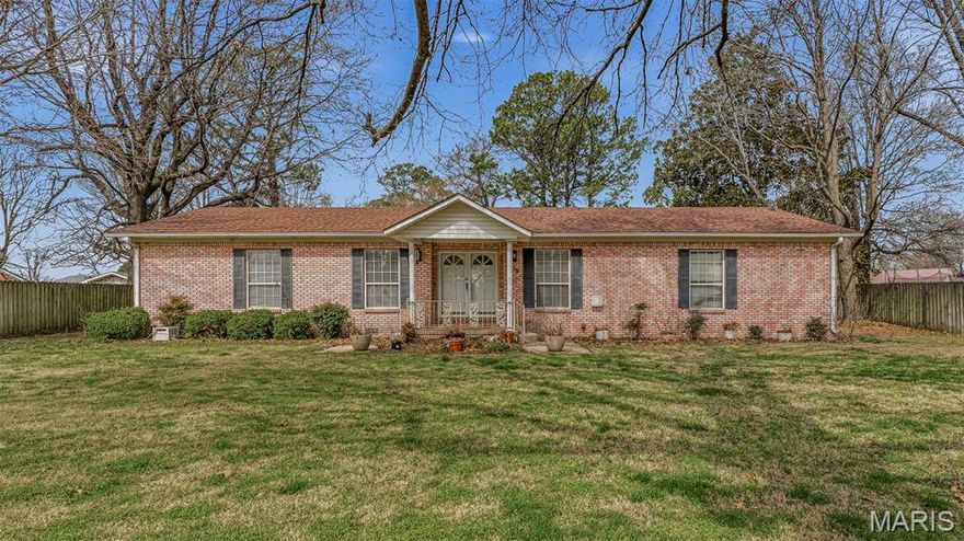 Looking for a move- in ready, well mainted home?  Take a look at this beautiful 2 bedroom 2 bath home, with only one owner! There is a large den that could easily be utilized as a 3rd bedroom. This gorgeous kitchen is the perfect spot for all of your gatherings! The custom built cabinets & countertops are stunning! The kitchen is completely open to the dining & living area. The double doors in the living room, lead right out to the cozy front porch, where you can take in the view of the well manicured yard & landscaping. 
This beauty has curb appeal & so much more! 
Call today to tour this one in person.