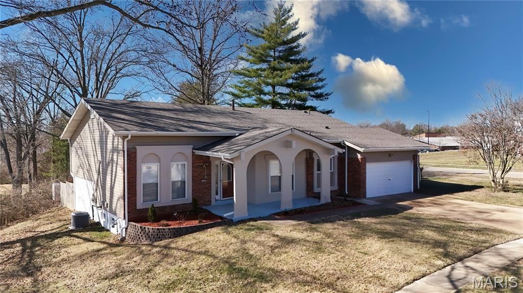 Photo of 1203 Beaver Creek Road, Chesterfield, MO 63017 (MLS # 25079647)