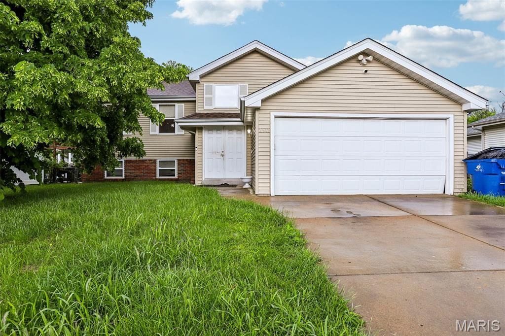 Photo of 2342 Farnham Lane, Florissant, MO 63033 (MLS # 26028706)