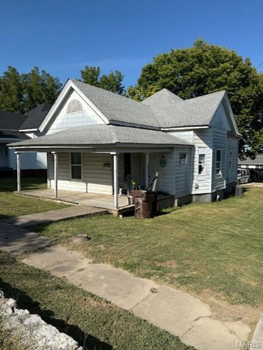 Charming 3-bedroom, 1-bath fixer-upper with over 1,100 sq ft of living space.  Great opportunity for investors or buyers looking to renovate and add value. 
Sold as-is.